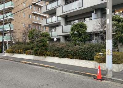 【中庭】 | マイ・コート八王子北野 | 中庭（パティオ）とは、一つの建築物の内部に設けられた、壁などで囲われている庭のことを指します。コの字型、ロの字型が主流ですが、L字型の中庭もあります。最近では、インテリア性の高さからも人気があります。