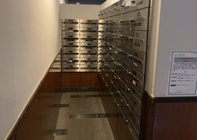 【設備】 | マイ・コート八王子北野 | エントランス付近に設置されている集合ポストは、住んでいる部屋と離れているため、ポストをあさるなど誰かに何かされていても被害に気づきにくいです。入居する時には他人に特定されにくい番号で鍵をかけましょう！