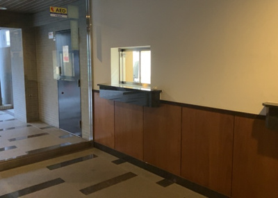 【受付】 | マイ・コート八王子北野 | 受付はマンションコンシェルジュがいる場合もあれば、管理人が滞在する小部屋を総称して呼ぶことがあります。主にエントランスに設置されていることから、防犯面でも期待ができます。防犯設備がない場合はより安心！