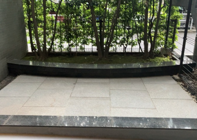 【ロビー】 | マイ・コート八王子北野 | ラウンジは、マンションの共用スペースに椅子やテーブルなどを配置した利用者が寛げる空間です。屋内型ラウンジと屋外型ラウンジがあります。共用部分の管理状況と合わせて、詳細については現地でご確認ください。