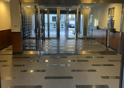 【ロビー】 | マイ・コート八王子北野 | ロビーというと、エントランスと何がちがうの？と思いますよね。実はロビーとエントランスには明確な決まりはありません。物件によっては、エントランスを入って広がるある程度の広さのある空間がロビーとなります。