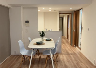 【ダイニング】 | マイ・コート八王子北野 | ダイニングは、食事や家族の団らんスペースとしてだけではなく、ほかの用途としても使用することができます。ダイニングテーブルを置き、食事のためのスペースを作ることでリビングとの差別化を図ることができます。