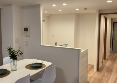 【キッチン】 | マイ・コート八王子北野 | L型アイランドタイプは、キッチンからダイニングにもリビングにも目が行き届くので、とても使いやすい配置です。L字型独立タイプは、キッチンを独立させてるためLDKというよりもLDといった様なイメージです。