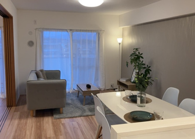 【居間・リビング】 | マイ・コート八王子北野 | リビングの間取りの種類は大きくわけてリビングとダイニングが別になっているタイプ、リビングダイニング一体型です。どちらも一長一短ですので、家を選ぶ時はその両面をチェックして決めるようにしましょう。