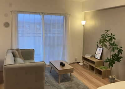 【居間・リビング】 | マイ・コート八王子北野 | 直線タイプはLとDKを一直線に並べた形で対面キッチンのタイプです。一般的なのでよく見かけるかもしれません。直線タイプに似た直接アイランドタイプは、キッチンとダイニングの間に壁がない分広く感じられます。