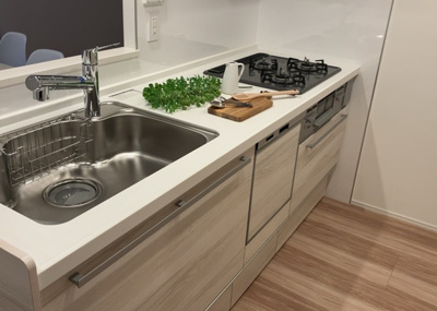 【キッチン】 | マイ・コート八王子北野 | 標準的なシステムキッチンの横幅は、165cm～300cm程度です。2100・2400・2550・2700などミリ単位で表記されます。普段どのように料理をするのかを想定しながら合ったサイズを選びましょう