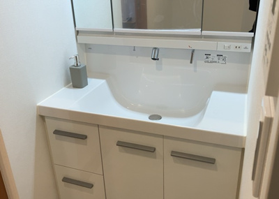 【独立洗面台】 | マイ・コート八王子北野 | 洗面化粧台では顔を洗ったり、身だしなみを整えることが本来の使い方ですが、用途によっては洗面化粧台に求められる機能が違ってくるため、ご自身や家族のライフスタイルに合ったものを選ぶことをおすすめ致します。