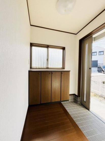 【玄関】 | 藤沢市下土棚　中古戸建 | 収納もある玄関です