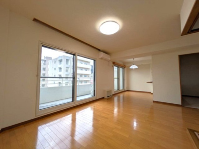 【居間・リビング】 | パシフィック近代美術館前