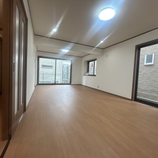 【居間・リビング】 | 千葉市若葉区みつわ台２丁目　中古戸建　千葉都市モノレール「みつわ台」駅 | 広いＬＤでは家族が集まり一緒の時間を過ごせる工夫がされております！一日の中で多くの時間を過すことになるLDだからこそ、いつも穏やかな空間であることが必然。笑い声や会話は一生の宝物になりそうです！！