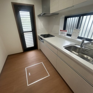 【キッチン】 | 千葉市若葉区みつわ台２丁目　中古戸建　千葉都市モノレール「みつわ台」駅 | 美しく＆使いやすい。奥様想いのキッチン空間温もりを醸し出すカキッチンは料理の為の配慮を散りばめられた仕様。