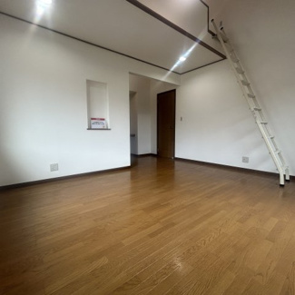 【洋室】 | 千葉市若葉区みつわ台２丁目　中古戸建　千葉都市モノレール「みつわ台」駅 | ダブルベッドのサイズのベッドを配置しても十分な広さを確保できる寝室です♪住んでから後悔しないために、そして何よりゆっくりと安眠できるよう、居心地がよく快適に過ごせる寝室の空間づくりにこだわりましょう。