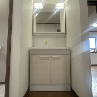 【独立洗面台】 | 千葉市若葉区みつわ台２丁目　中古戸建　千葉都市モノレール「みつわ台」駅 | 落ち着きとくつろぎを感じられる♪歯磨き粉が行方不明になるようなごちゃごちゃ感も解消。コーディネートされた空間で気持ちよく身だしなみを整えられます！！洗面台周りをすっきり綺麗に保つことが出来ます！！