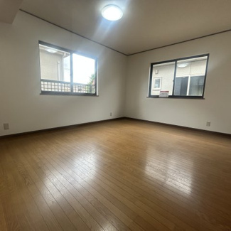 【洋室】 | 千葉市若葉区みつわ台２丁目　中古戸建　千葉都市モノレール「みつわ台」駅 | 朝起きて、外に出て背伸びをしつつ深呼吸をし良い朝を迎え入れることが出来そうですね！