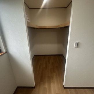 【収納】 | 千葉市若葉区みつわ台２丁目　中古戸建　千葉都市モノレール「みつわ台」駅 | 収納スペース付きの洋室は、お洋服やおもちゃがスッキリと片付きます！お部屋が片付き広々活用できる魅力的なお部屋でプライベートが充実！