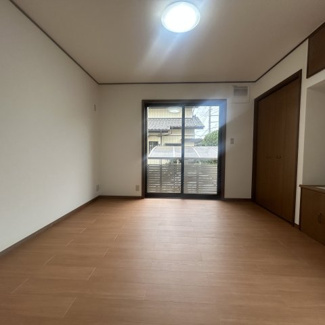 【洋室】 | 千葉市若葉区みつわ台２丁目　中古戸建　千葉都市モノレール「みつわ台」駅 | ゆったりと安らげる洋室。寝室のゆとりが大きい分だけ、暮らしの安らぎは深まります。疲れを癒すだけでなく、ご夫婦の親密な語らいを紡ぎ出します。居心地がよく快適に過ごせる寝室の空間づくりにこだわりましょう。