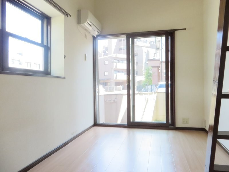 川崎市多摩区菅４丁目のアパートの居間・リビング