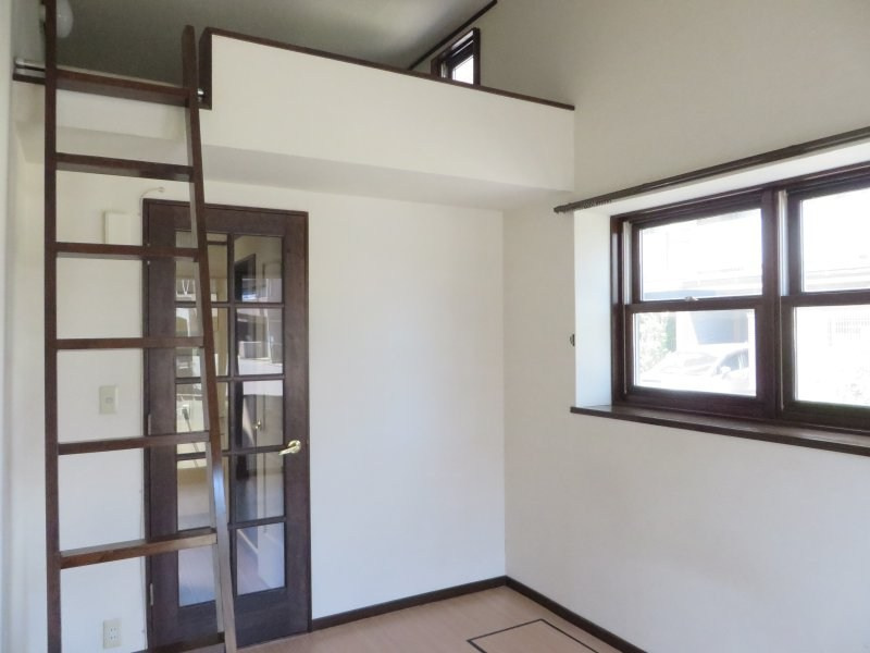 川崎市多摩区菅４丁目のアパートの居間・リビング