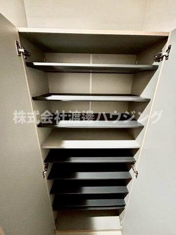ウェルスクエア江坂の収納|天井高シューズBOX
