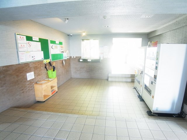 ダイアパレス高崎ガーデンステージのエントランス|現地写真　エントランスです。自動販売機付き。