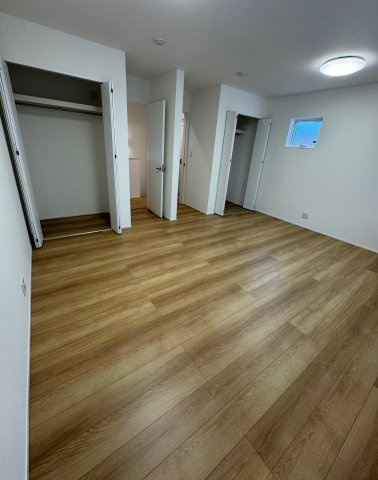 高知市朝倉本町1丁目　建売住宅の洋室|2人分の収納スペースがうれしい洋室。子ども部屋にもぴったり。ナチュラルな木目フロアが、落ち着いた暮らしを演出します。