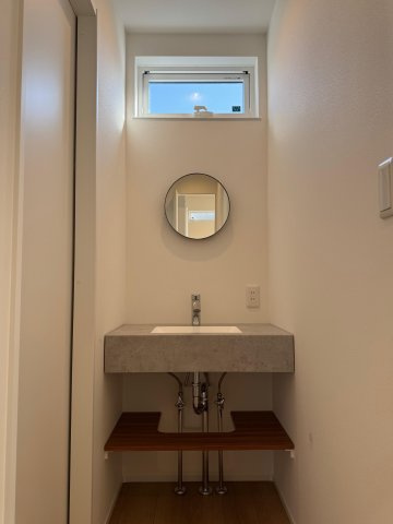 高知市朝倉本町1丁目　建売住宅の独立洗面台|ミニマルなデザインの独立洗面。小窓から光が入り、朝の身支度も気持ちよくスタートできます。