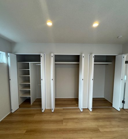 高知市朝倉本町1丁目　建売住宅の収納|洋服も季節家電もすっきり片付く3連収納。整理整頓がしやすく、お部屋を広く使えます。