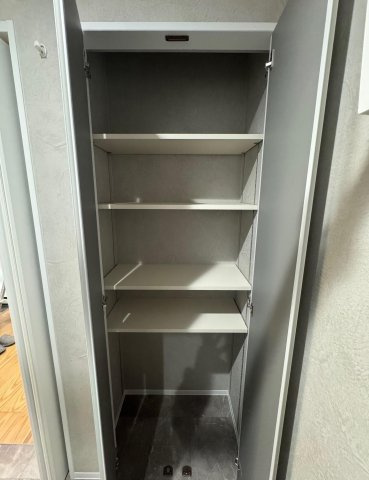 高知市朝倉本町1丁目　建売住宅の収納|日用品や掃除道具をすっきり収納できる便利な可動棚付き収納。扉付きで生活感を隠せるのも嬉しいポイントです。