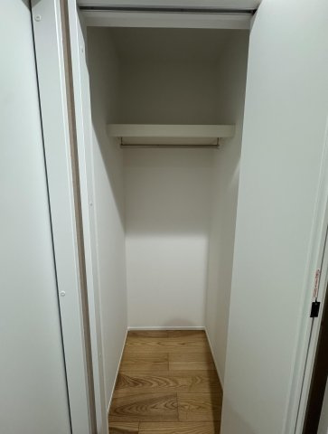 高知市朝倉本町1丁目　建売住宅の収納|季節物のコートやワンピースもスッと掛けられる便利な収納。