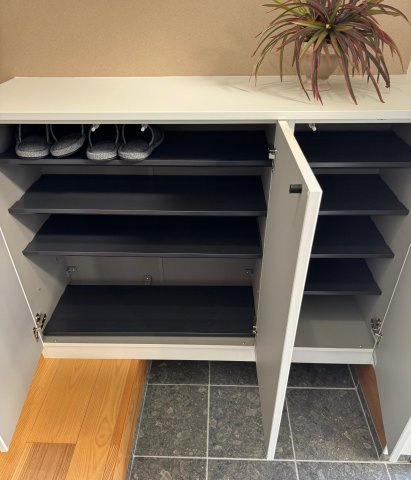 高知市朝倉本町1丁目　建売住宅の玄関|ブーツやスリッパもすっきり収納でき、玄関まわりをいつもキレイに保てます。上部カウンターには植物や小物を飾って華やかに◎
