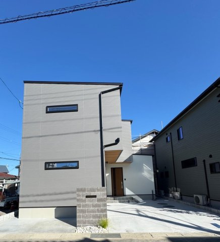 高知市朝倉本町1丁目　建売住宅の外観|グレーの外壁が映えるモダンデザイン住宅。駐車もラクラク、家族で快適に暮らせるお家。