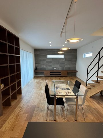 高知市朝倉本町1丁目　建売住宅のキッチン|壁一面の造作収納が暮らしをすっきりと整える。
見た目も機能も両立したこだわりのLDKです。