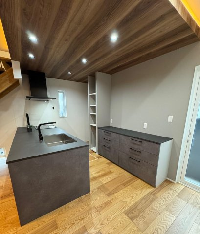 高知市朝倉本町1丁目　建売住宅のキッチン|天井まで木目で包まれた、ぬくもり感じるキッチン。