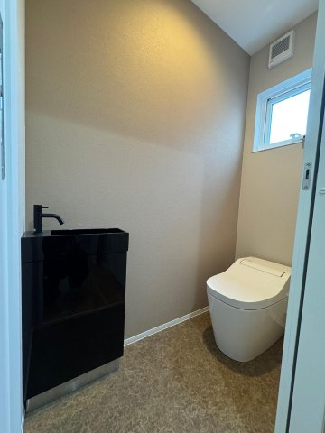 高知市朝倉本町1丁目　建売住宅のトイレ|スッキリとしたフォルムのタンクレストイレ。換気・採光に優れた快適空間です。