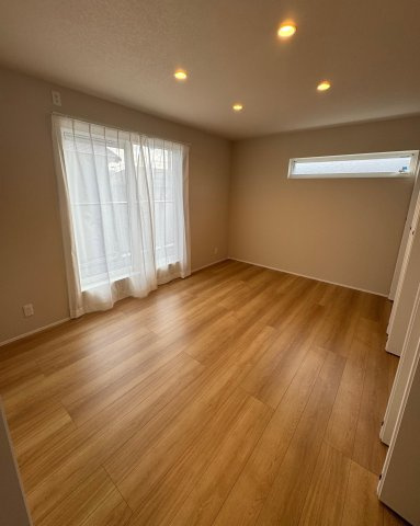 高知市朝倉本町1丁目　建売住宅の洋室|やわらかな陽光が差し込む心地よい空間。
明るい木目フロアでお部屋全体がやさしい印象に。