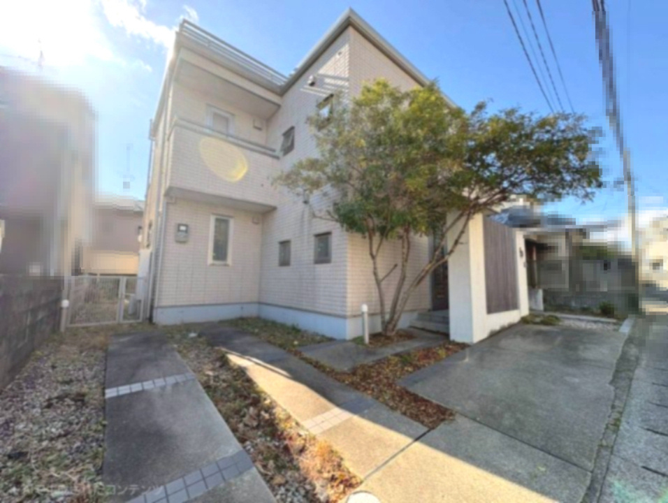 京都市右京区鳴滝中道町の外観|玄関前には目隠しを兼ねた門柱があり、通行人などの視線に配慮されております！