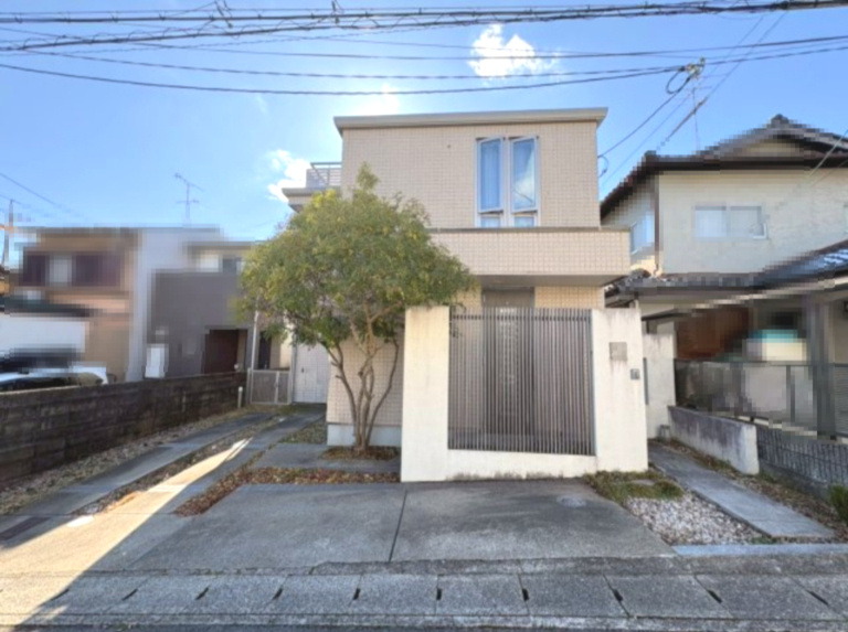 京都市右京区鳴滝中道町の外観|間口が広く、ゆったりとしたお住まいです！
駐車スペースも広々としております♪
