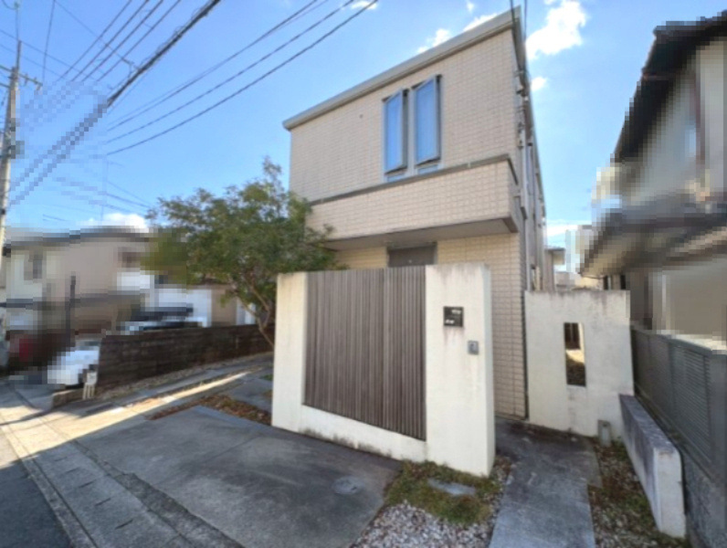 京都市右京区鳴滝中道町の外観|スタイリッシュな外観が魅力的なお住まい
玄関前の目隠し門柱も外観デザインと調和しております！