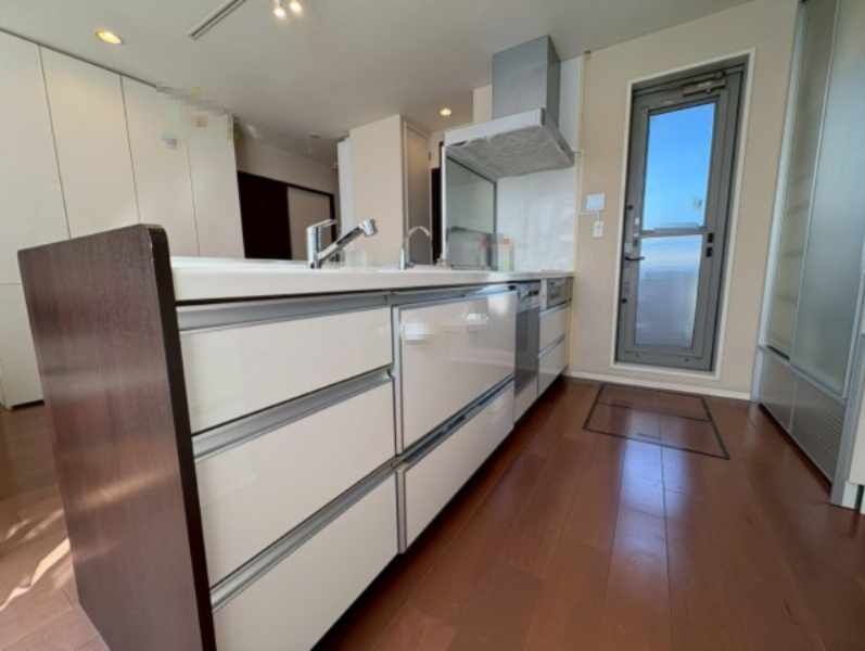 京都市右京区鳴滝中道町のキッチン|2階キッチン。対面式となっていて、調理中にもご家族との会話が弾みそうです。
勝手口があり、採光通風良好です◎