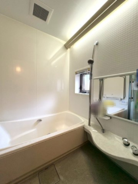 京都市右京区鳴滝中道町の浴室|1階浴室。ホワイトを基調とした清潔感のある浴室です。
一日の疲れをしっかりと癒せそうです◎