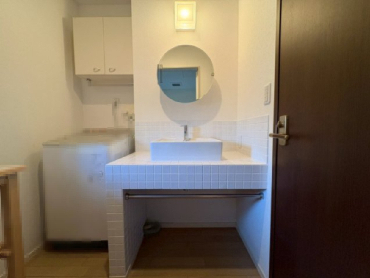 京都市右京区鳴滝中道町の独立洗面台|1階洗面化粧台。造作仕様のこだわりの洗面化粧台です。
毎日の身支度が楽しくなりそうです◎