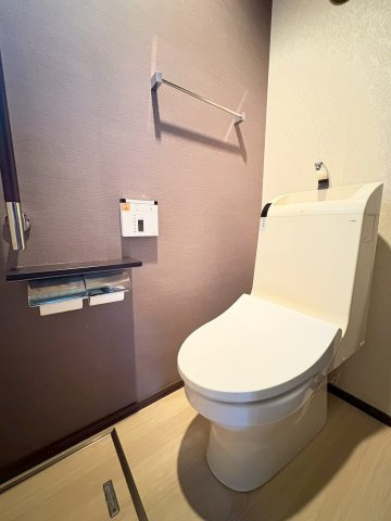 京都市右京区鳴滝中道町のトイレ|1階トイレ。くすみ色の素敵なアクセントクロスが印象的なトイレです。