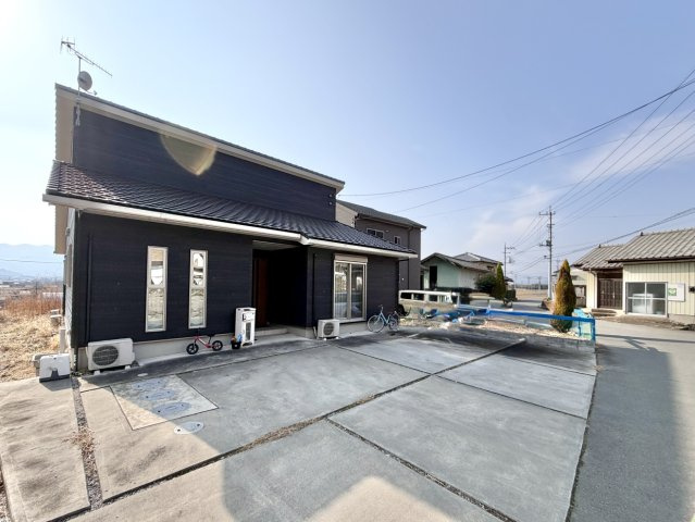 【中古戸建】富岡市君川の外観|■外観｜土日のご見学はもちろん、平日・夜間のご案内も大歓迎です♪「今から見たい」や「仕事終わりに見たい」にもご対応できますのでお気軽にお問い合わせください♪