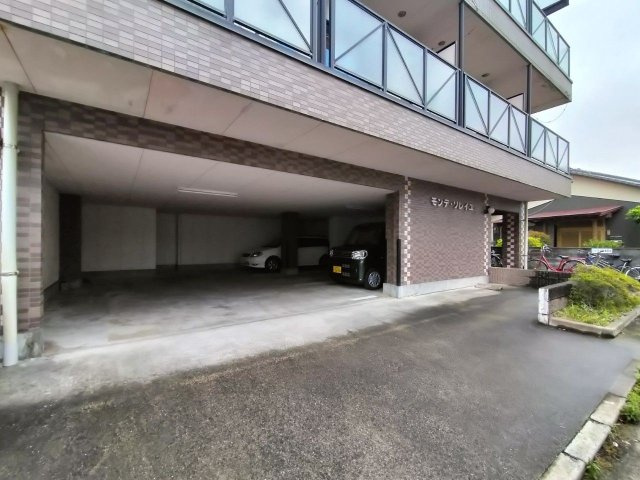 モンデソレイユの駐車場