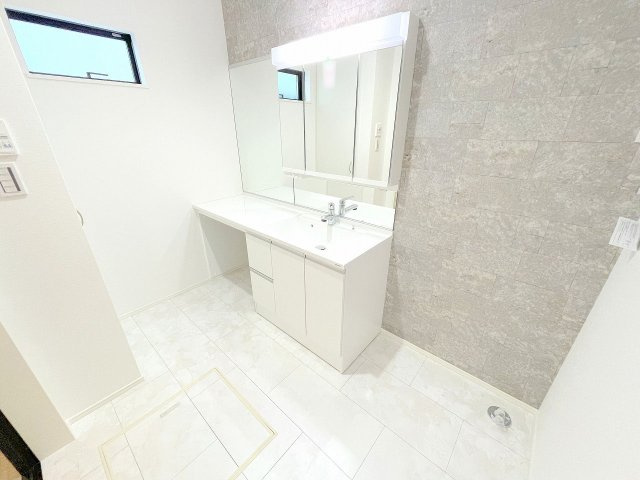【洗面所】 | 三芳町藤久保　新築一戸建住宅　全2棟　(ふじみ野店) | 収納豊富・鏡面積が大きい大型洗面化粧台、朝の身支度もはかどります♪