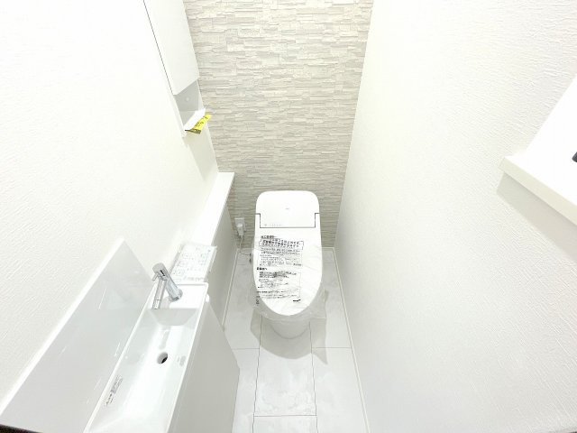 【トイレ】 | 三芳町藤久保　新築一戸建住宅　全2棟　(ふじみ野店) | 2階トイレ：収納・洗面・オート開閉機能付きの便利なトイレです。