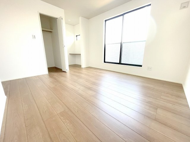 【洋室】 | 三芳町藤久保　新築一戸建住宅　全2棟　(ふじみ野店) | 7.3帖洋室：広々スペースのお部屋、バルコニーに面しており2面採光の明るいお部屋です。
