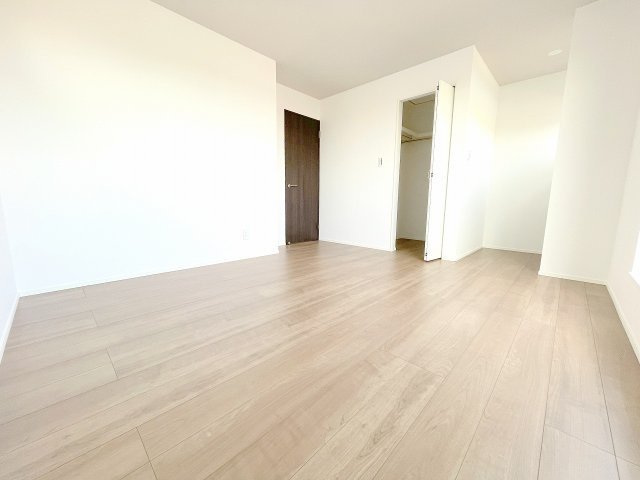 【洋室】 | 三芳町藤久保　新築一戸建住宅　全2棟　(ふじみ野店) | 7.3帖洋室：広々スペースのお部屋、バルコニーに面しており2面採光の明るいお部屋です。
