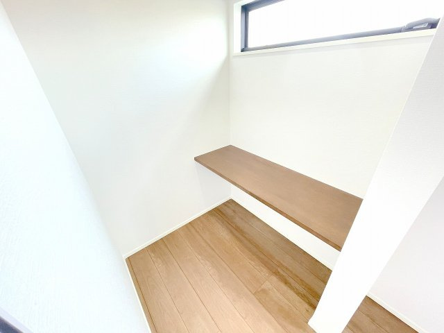 【洋室】 | 三芳町藤久保　新築一戸建住宅　全2棟　(ふじみ野店) | 7.3帖洋室：書斎もついており、作業やリモートワークに便利です。