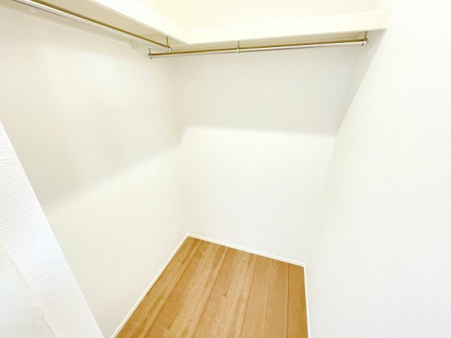【収納】 | 三芳町藤久保　新築一戸建住宅　全2棟　(ふじみ野店) | 7.3帖洋室：ハンガーパイプが2か所のウォークインクローゼット。